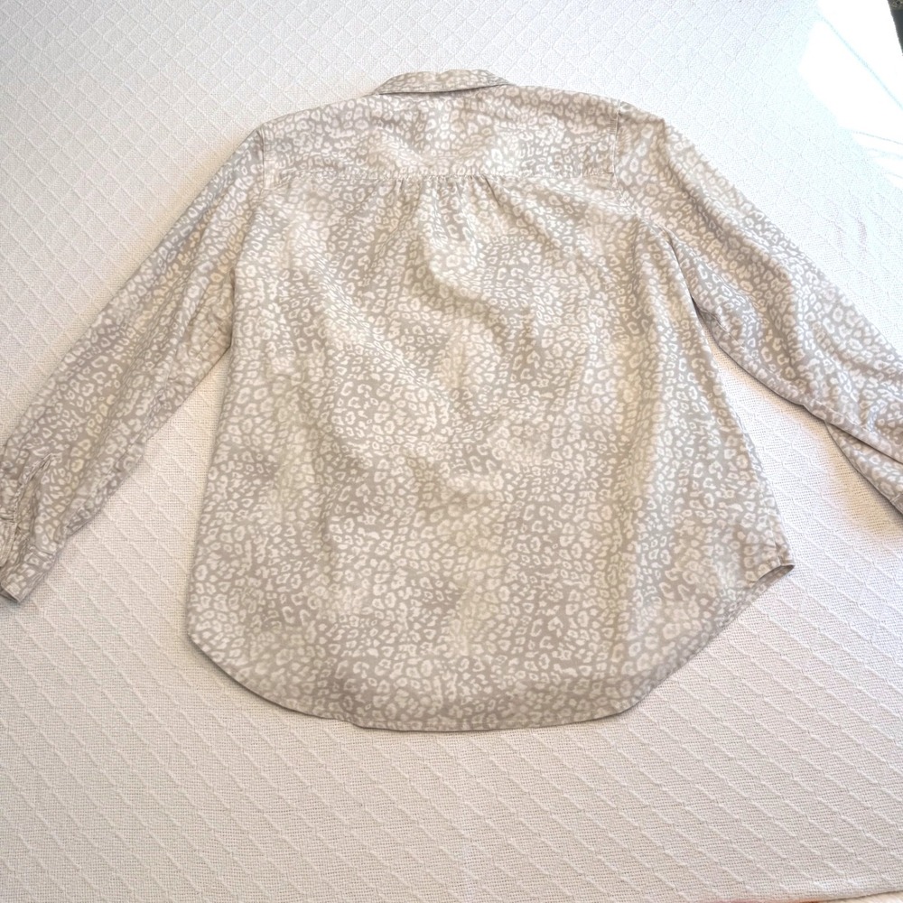 Chicos Women Grey White Leopard Animal Print Corduroy Button Down Shirt Size 3 - Picture 2 of 8